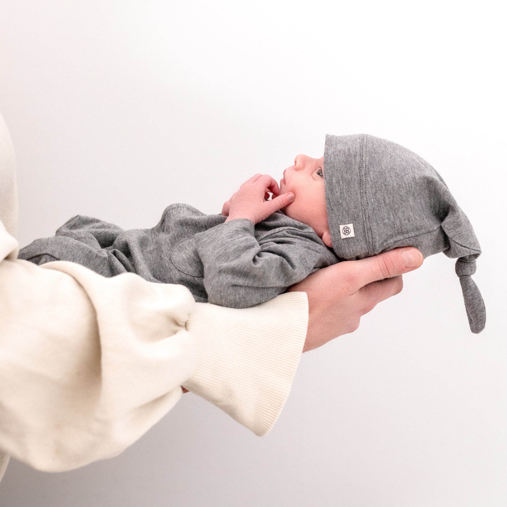 Baby mutsje en boxpakje in Stone Grey Cloby