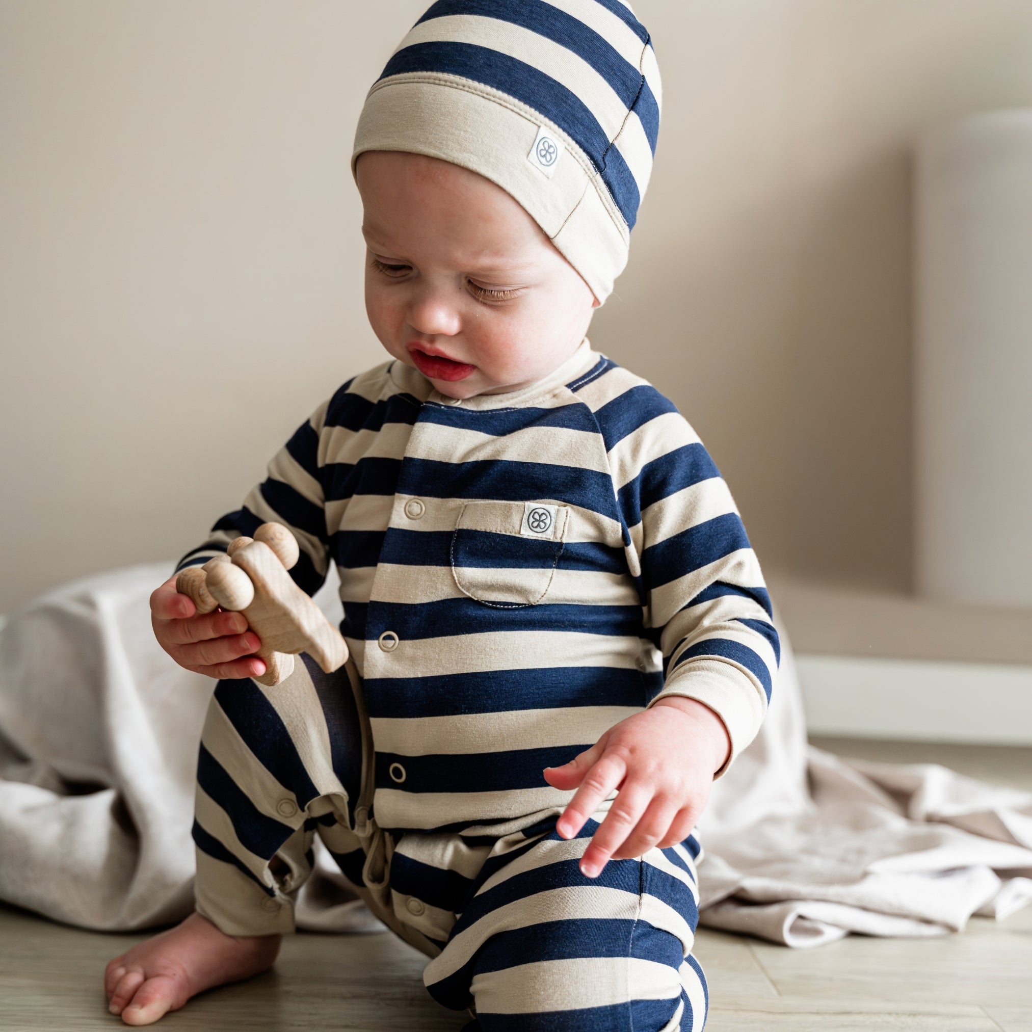 Mutsje met knoop in Navy Stripe – UPF 50+