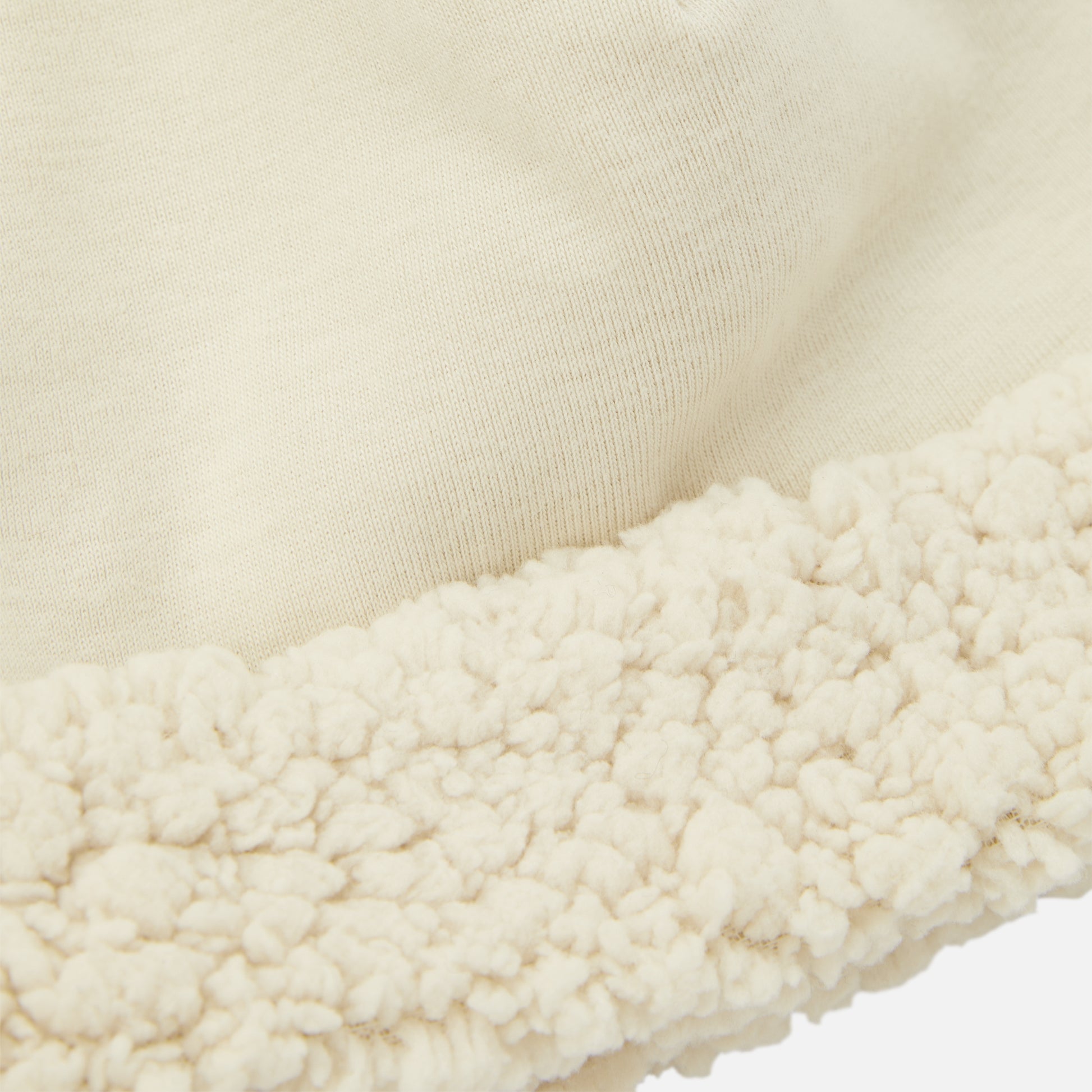 Binnenkant van off-white teddy muts