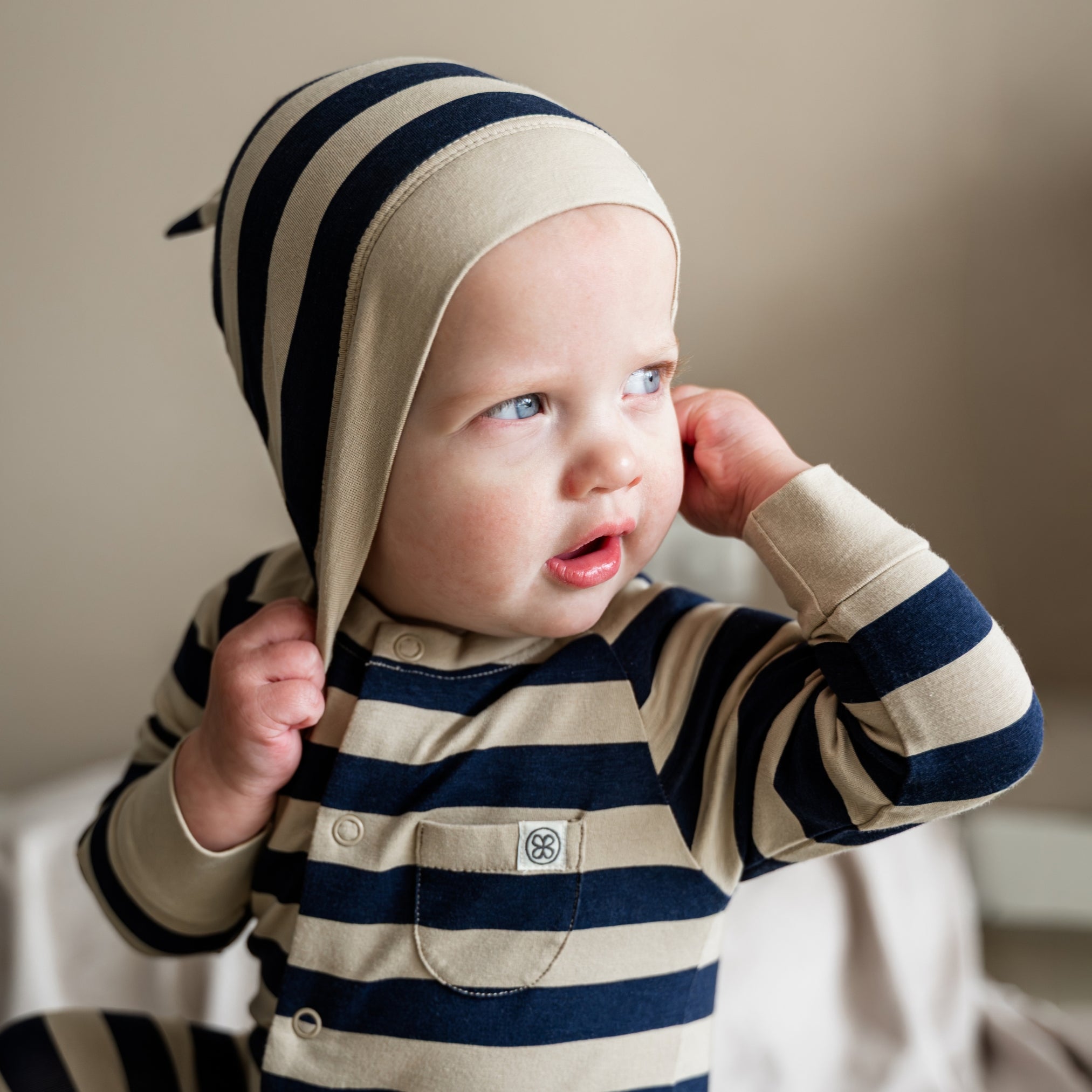 Mutsje met knoop in Navy Stripe – UPF 50+