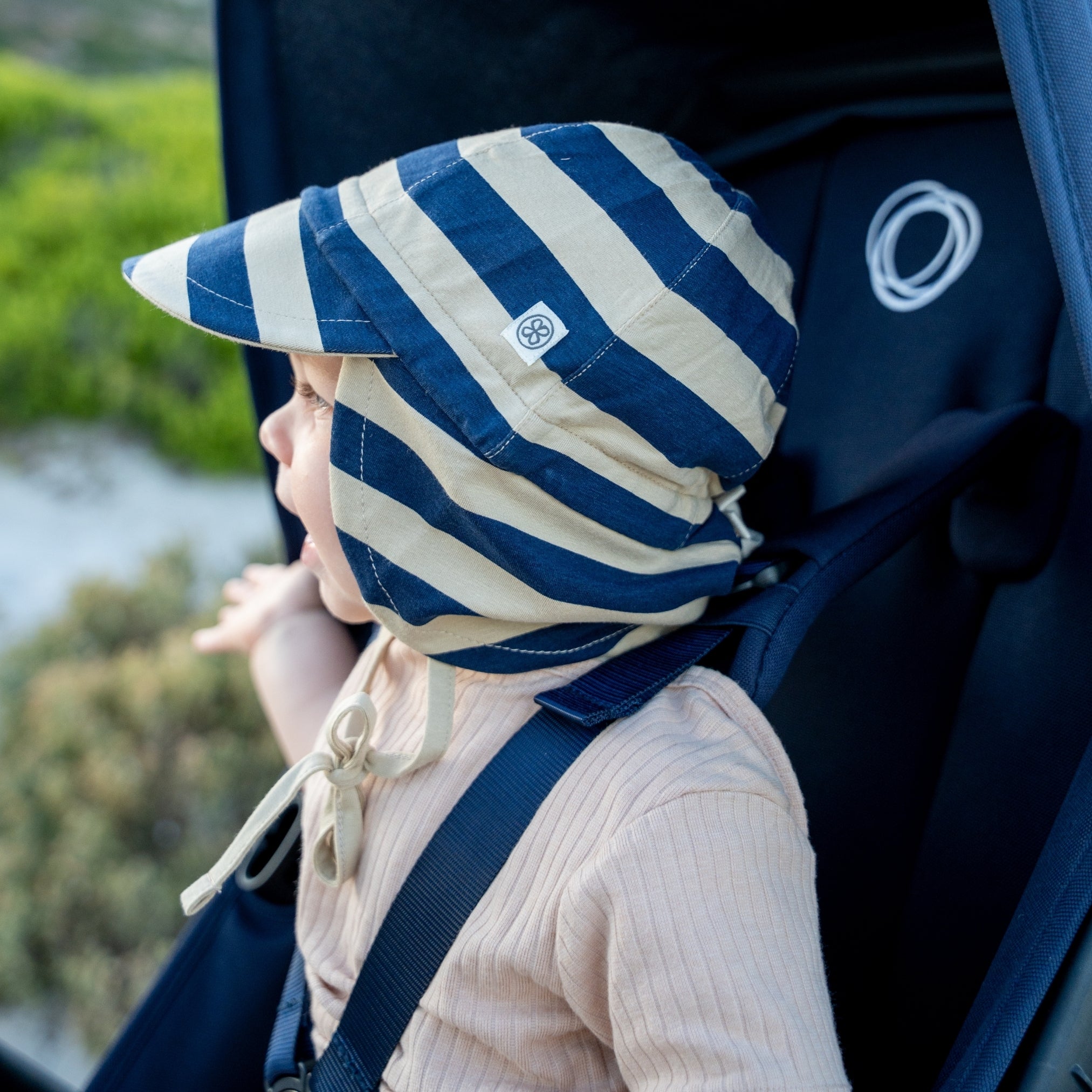 Zonnehoedje in Navy Stripe – UPF 50+