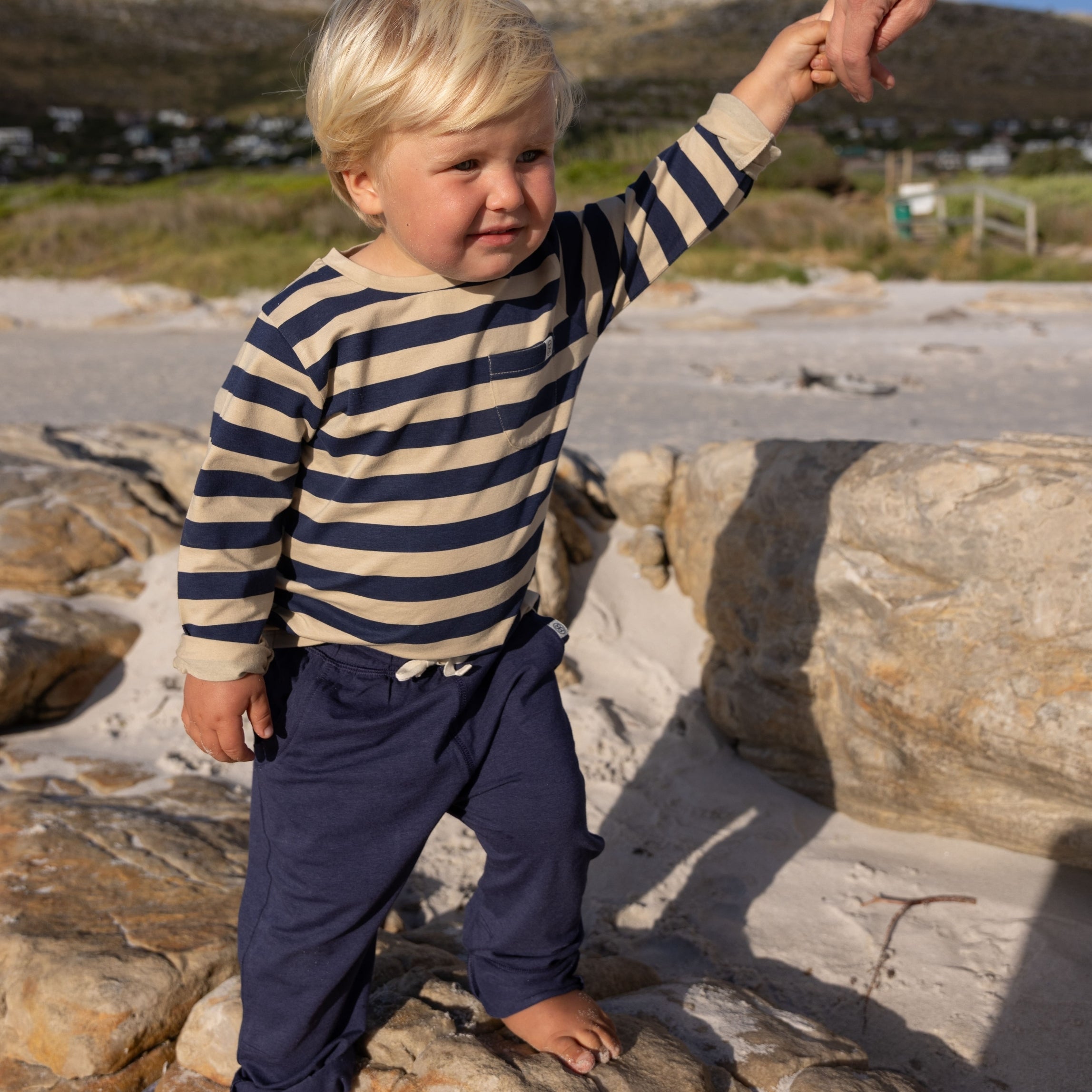 Camiseta de manga larga en Navy/Sandy Stripe – UPF 50+