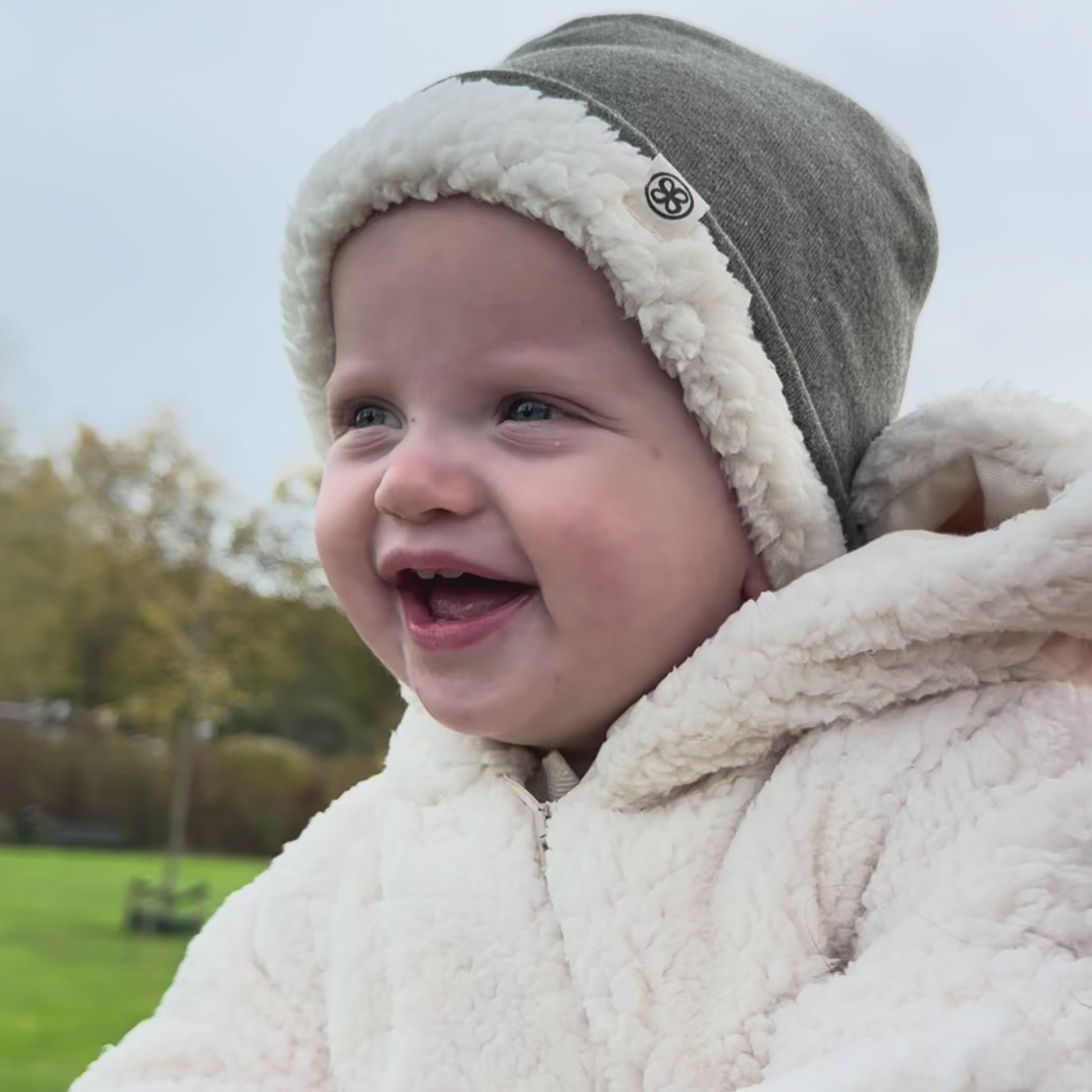 Cargar vídeo: Gorro Teddy en Forest Green (Reversible)