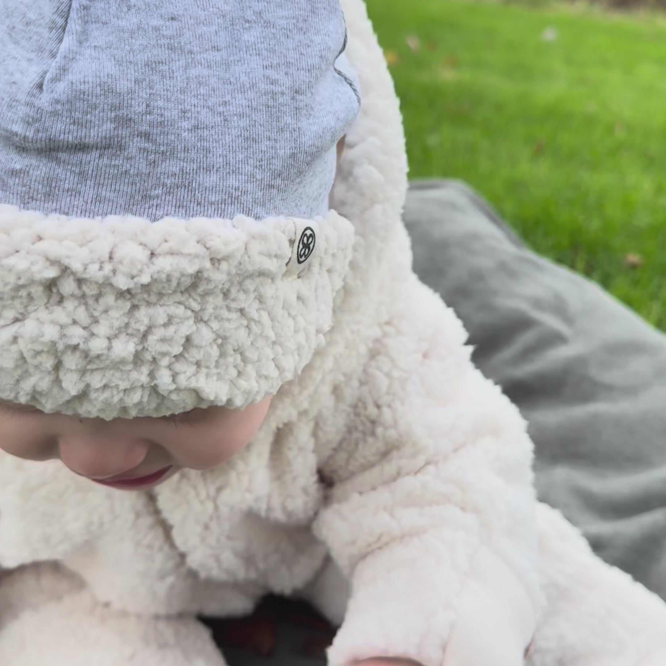 Load video: Teddy hat in Grey (Reversible)
