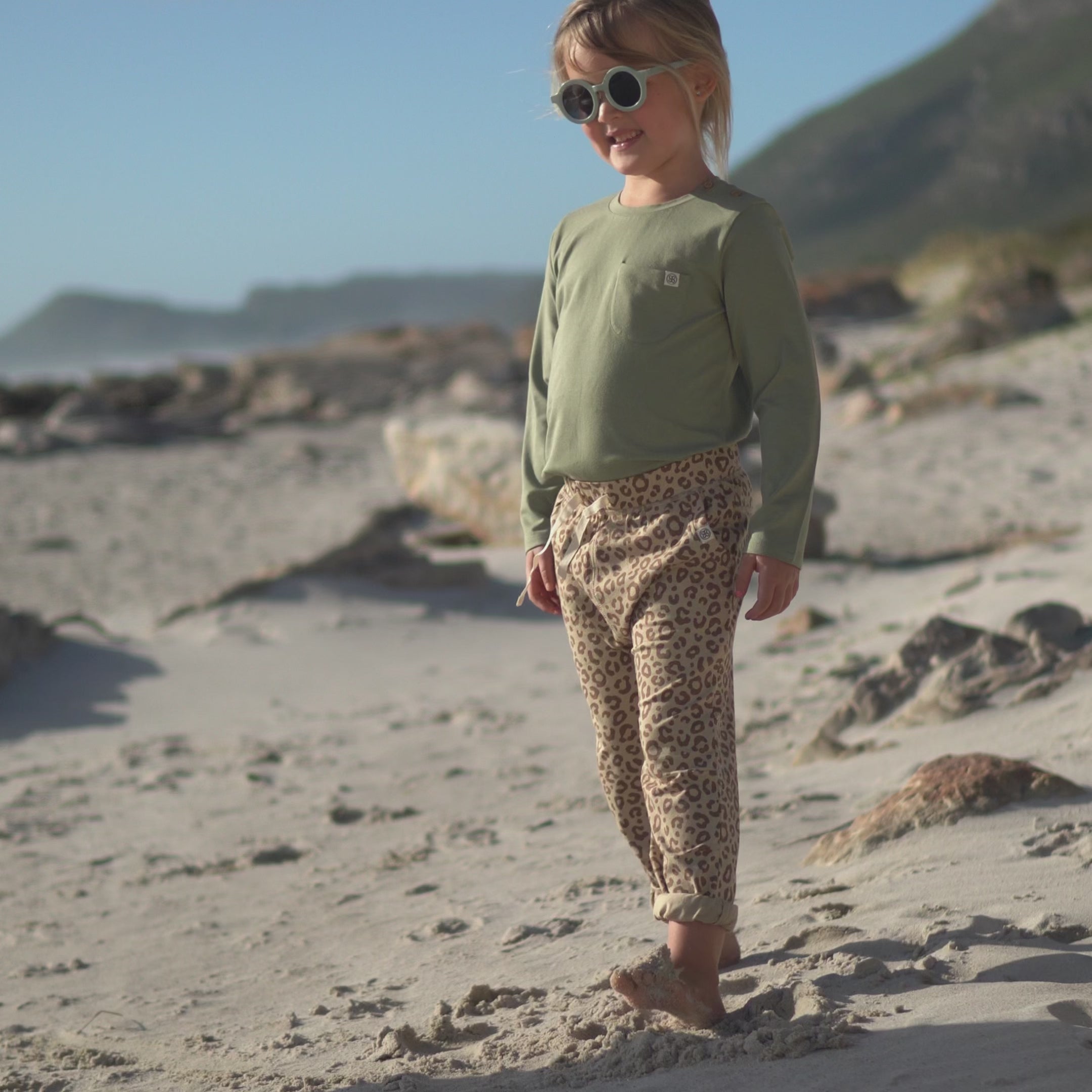 Load video: Jogger pants in Leopard Brown - UPF 50+