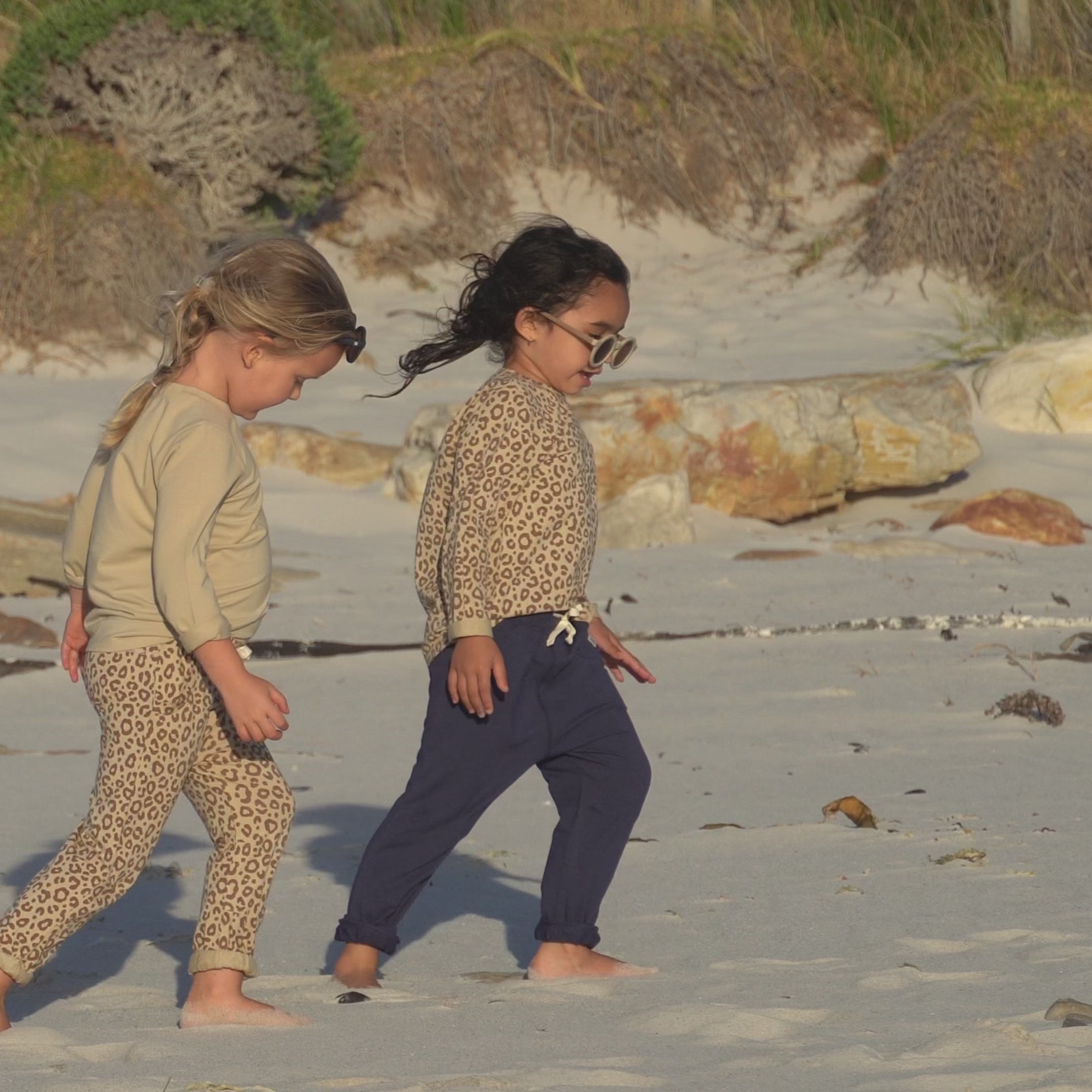 Load video: Longsleeve in Leopard Brown - UPF 50+