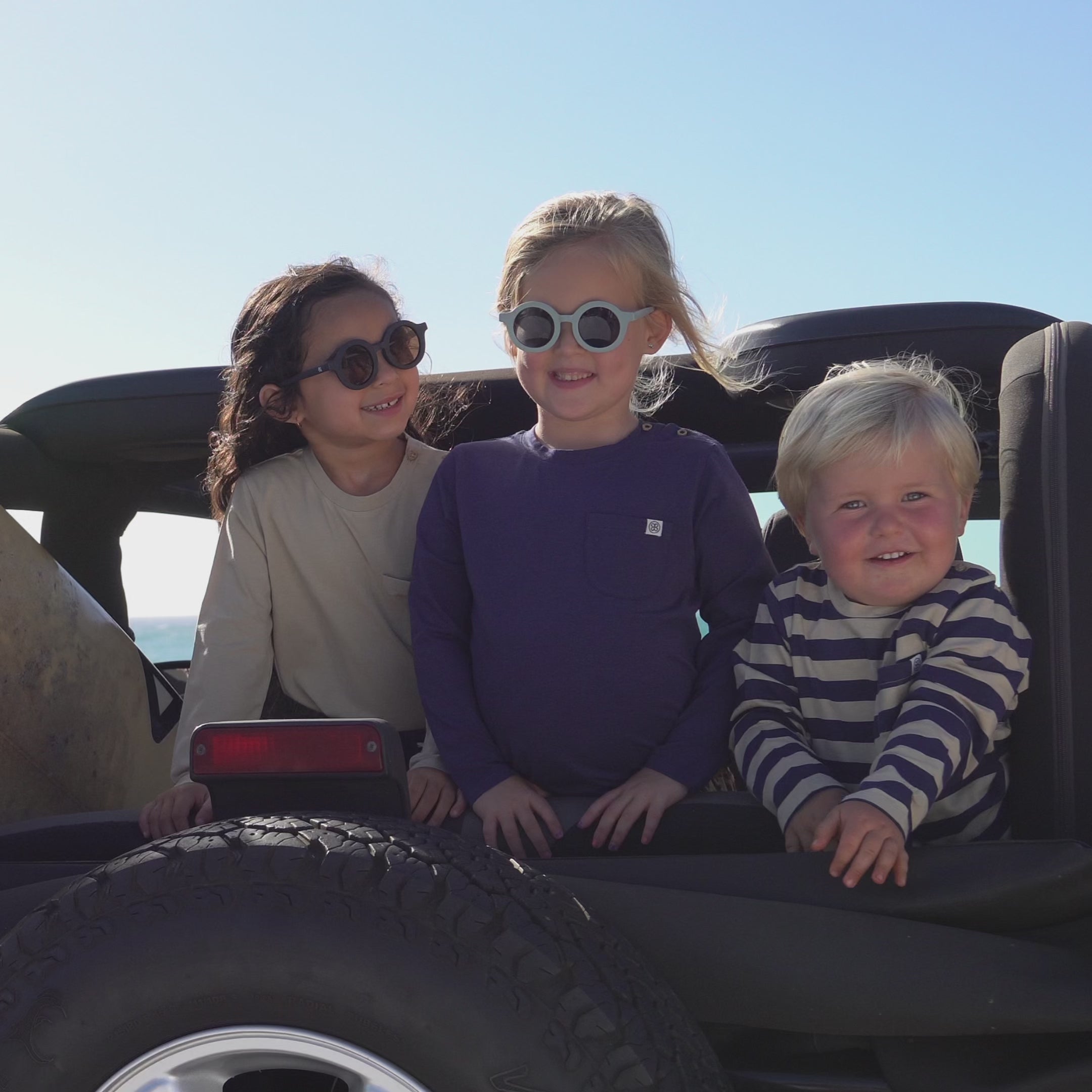 Load video: Longsleeve in Navy Blue UPF 50+