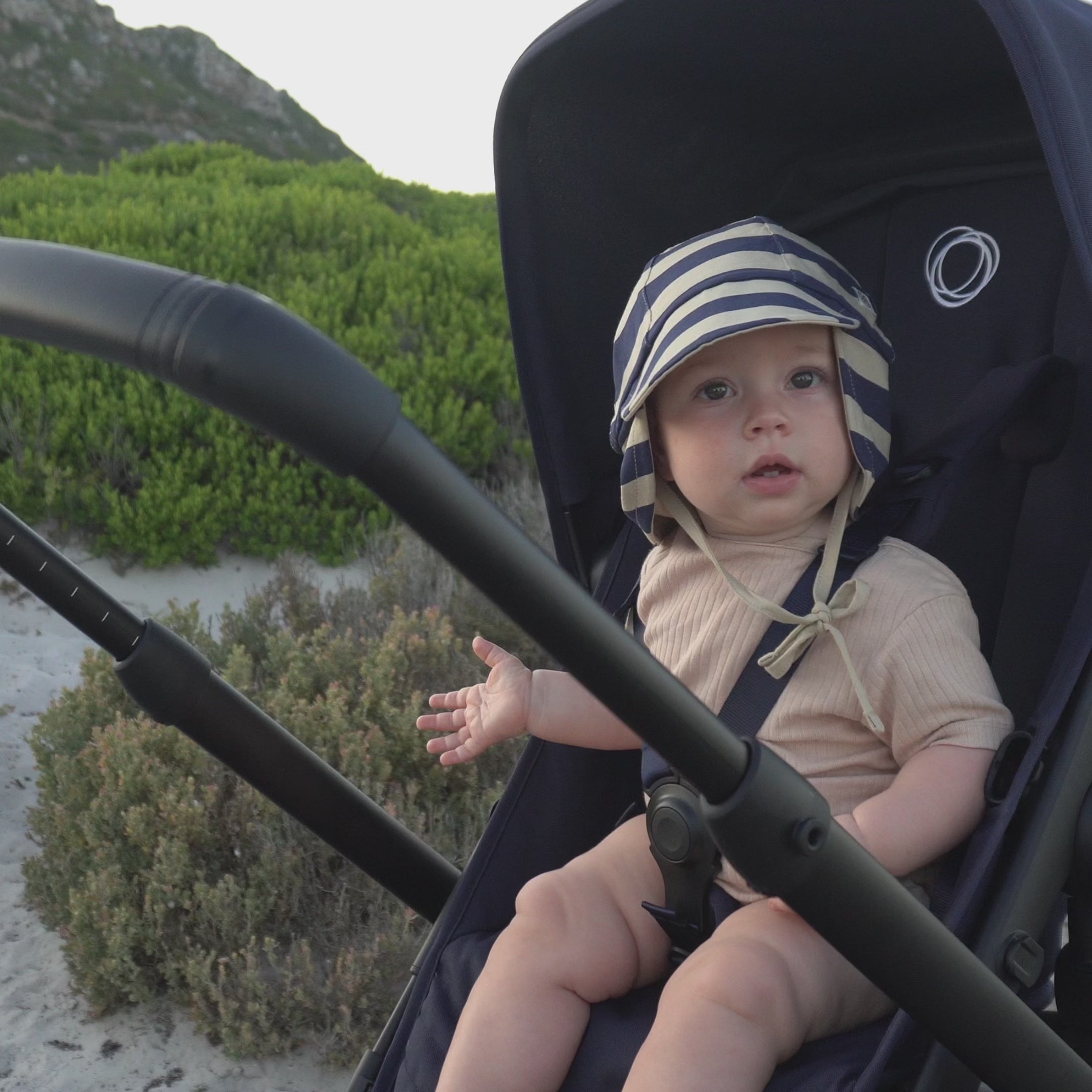 Video laden: Zonnehoedje in Navy Stripe – UPF 50+