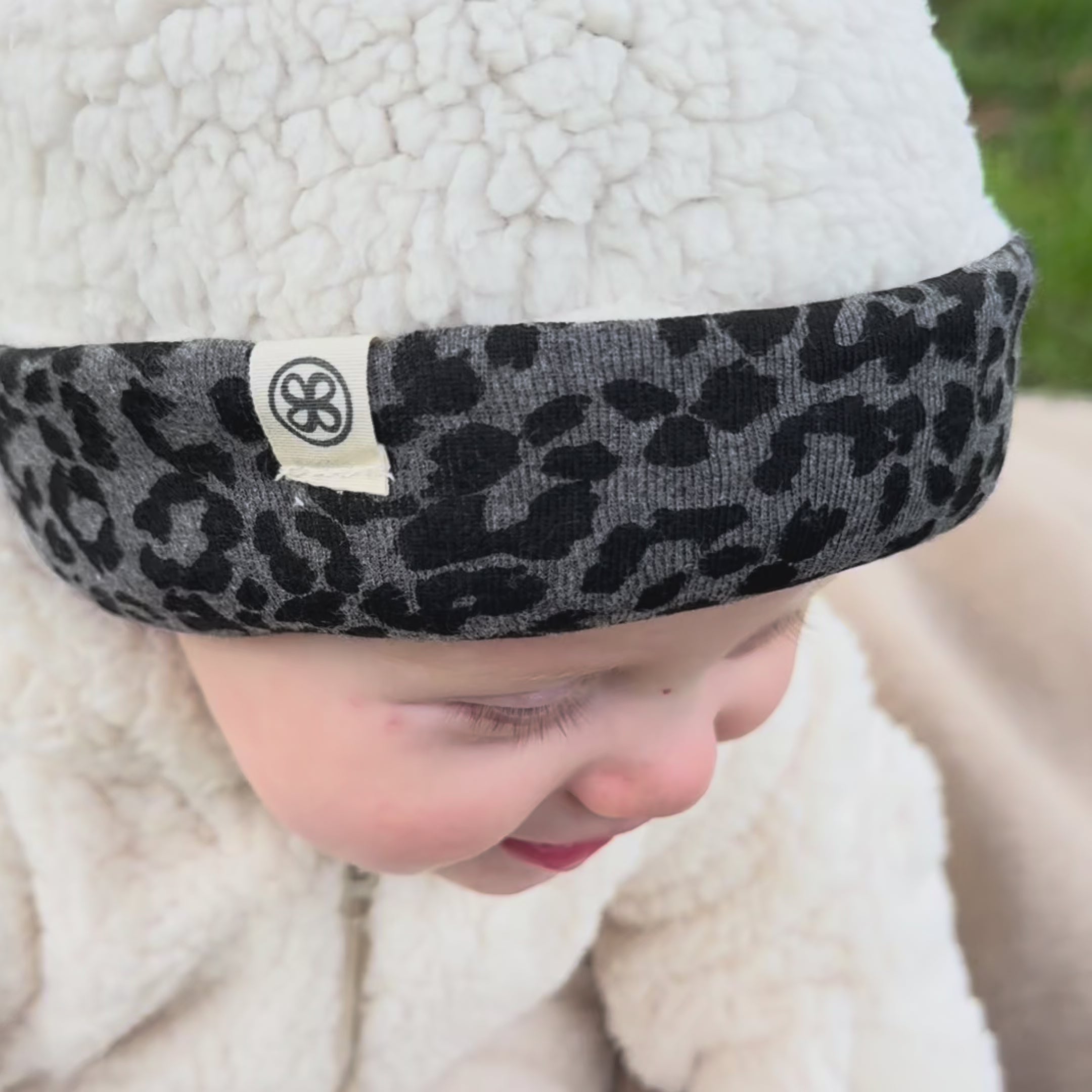 Charger la vidéo : Bonnet Teddy en Leopard (Réversible)