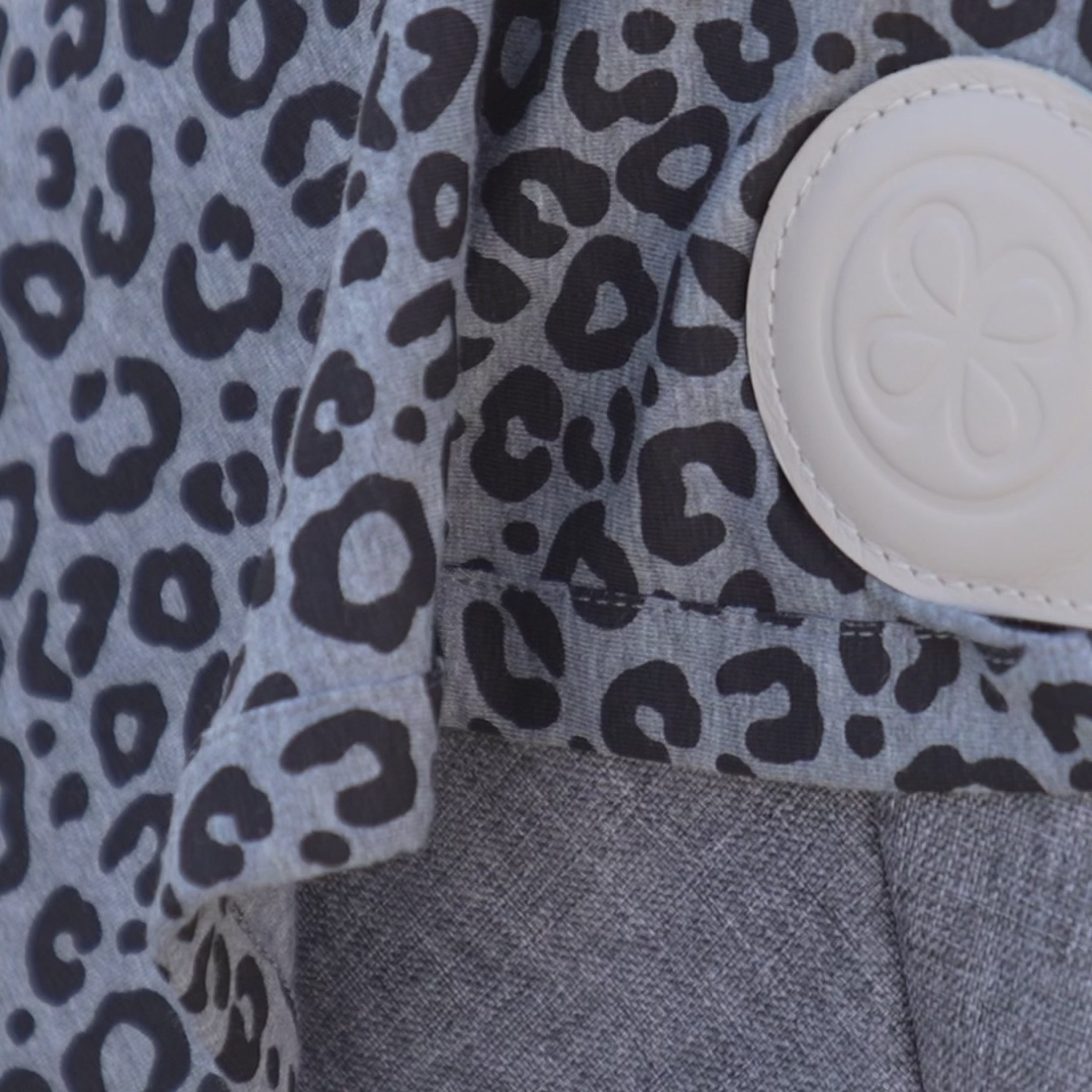 Load video: Leather swaddle clips - Beige